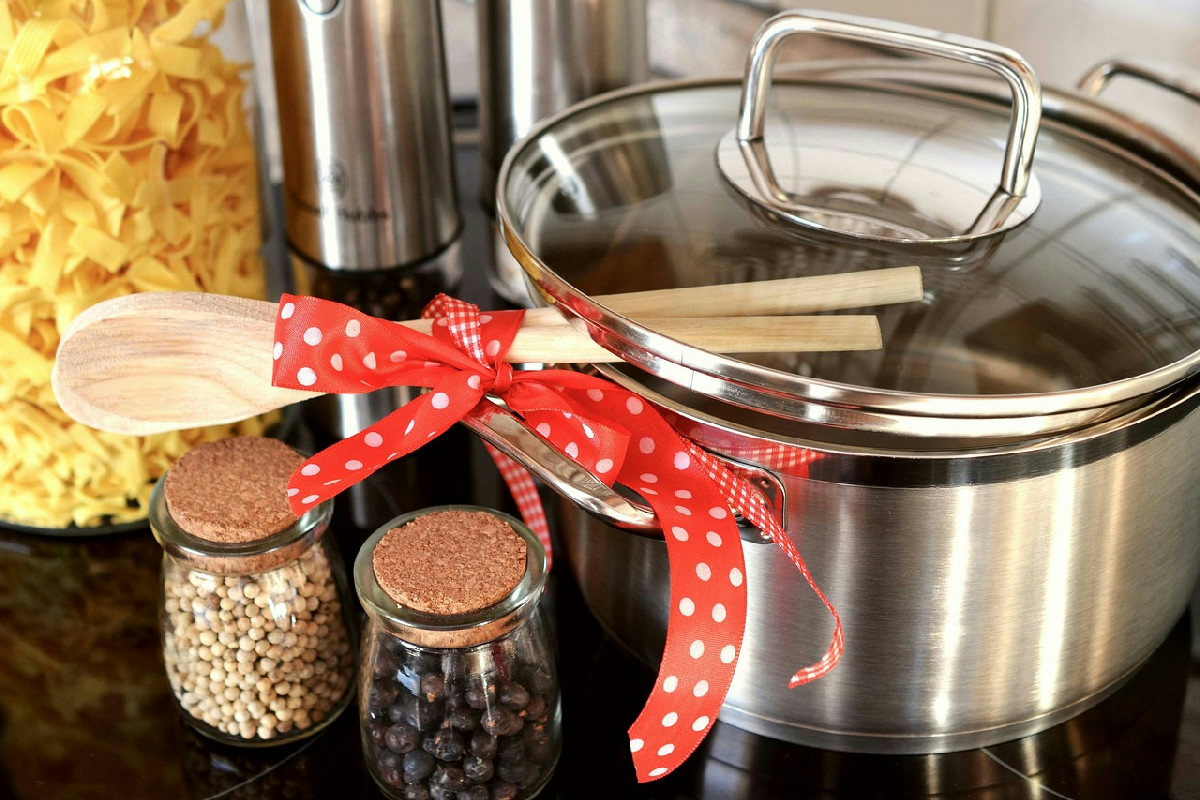 Accessori da cucina colorati per un Natale speciale: regali funzionali che aggiungono stile alla tavola