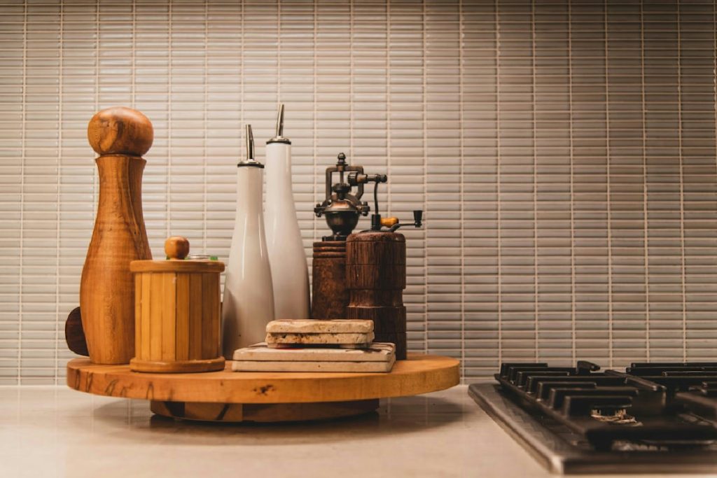 Accessori da cucina colorati per un Natale speciale: regali funzionali che aggiungono stile alla tavola