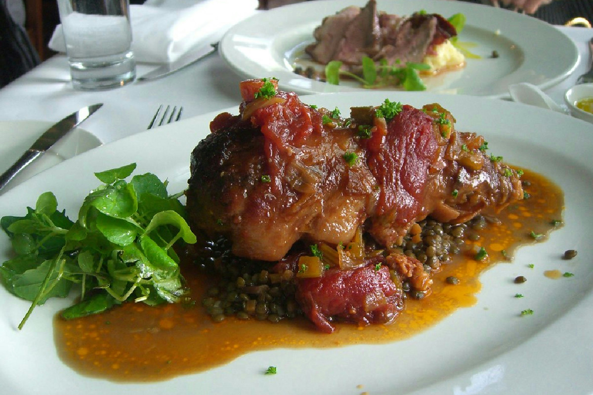 Ami i sapori tradizionali? Ecco cosa distingue il cotechino dallo zampone in cucina ogni festa