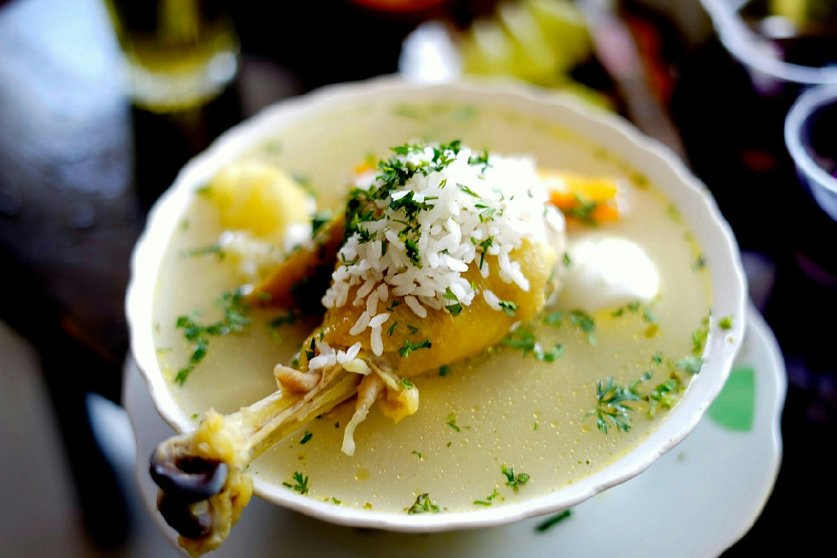 Il brodo di pollo: l’alleato naturale per rafforzare il corpo quando è debole e stanco