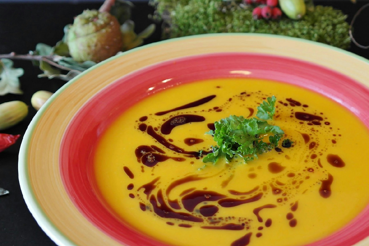 Cena leggera e saziante con zuppe detox strategiche per ridurre il gonfiore e sentirsi leggeri in 7 giorni