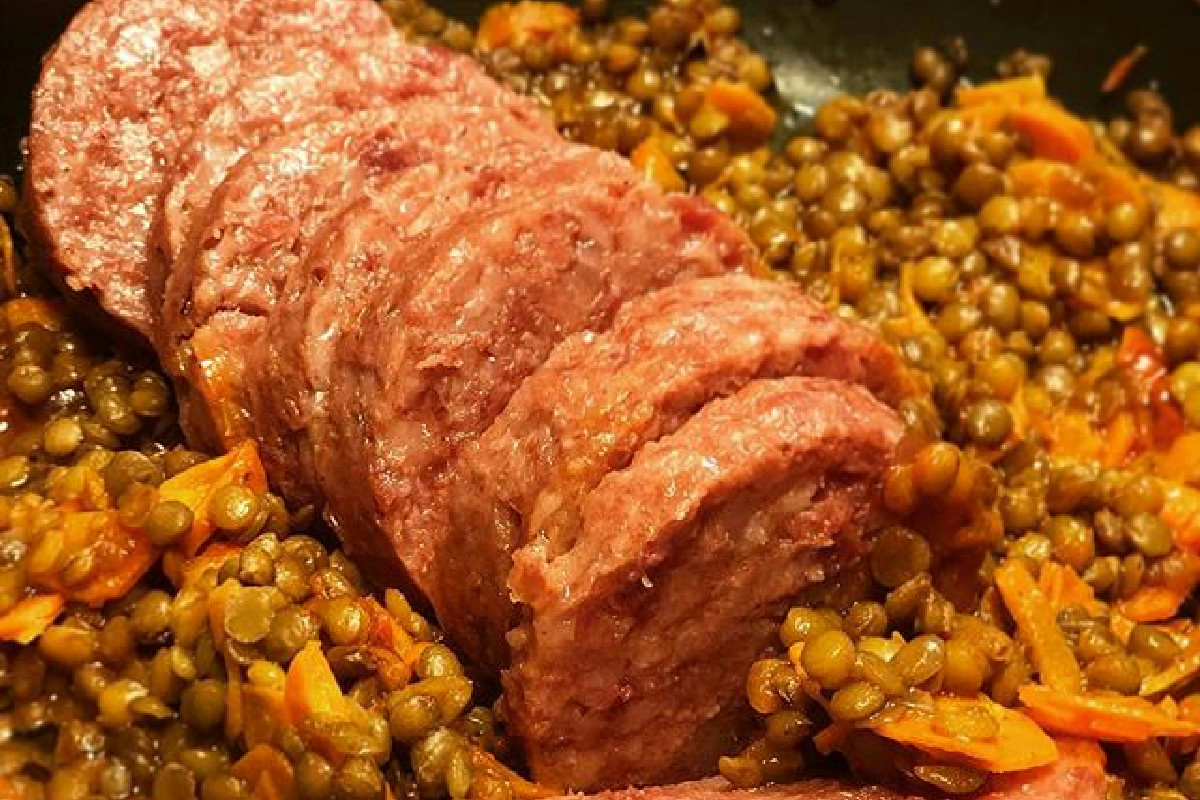 Un cenone perfetto con cotechino e lenticchie: consigli per servire un piatto apprezzato da tutti