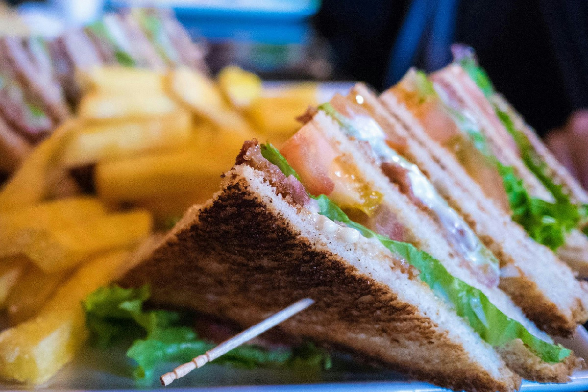 Il club sandwich milanese con strati croccanti e sapori da applausi: un'esplosione di gusto in tavola