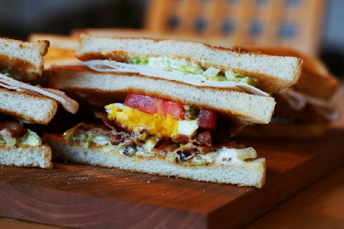 Il club sandwich milanese con strati croccanti e sapori da applausi: un'esplosione di gusto in tavola