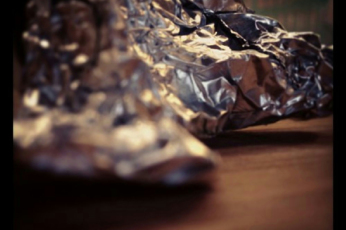 Come usare correttamente la carta stagnola: il motivo dietro i due lati e l'impatto sulla conservazione