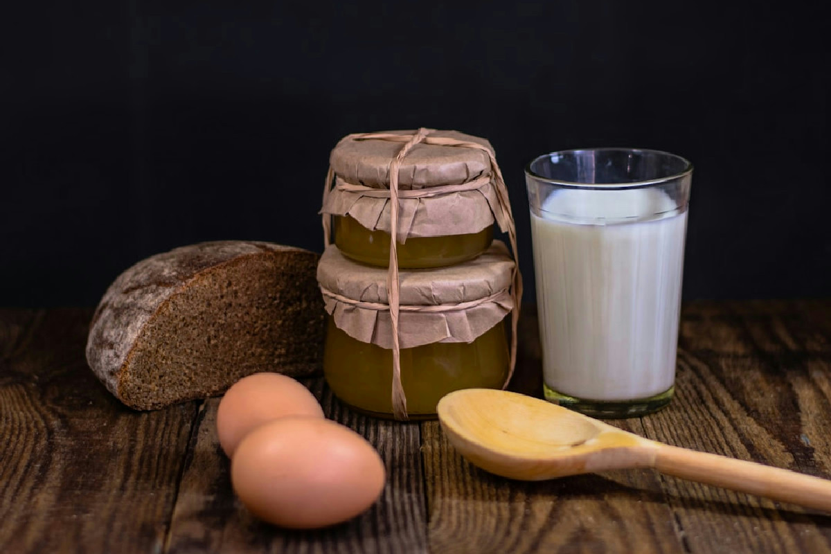 Latte caldo con miele e gola: perché molti lo scelgono ogni inverno e cosa succede davvero