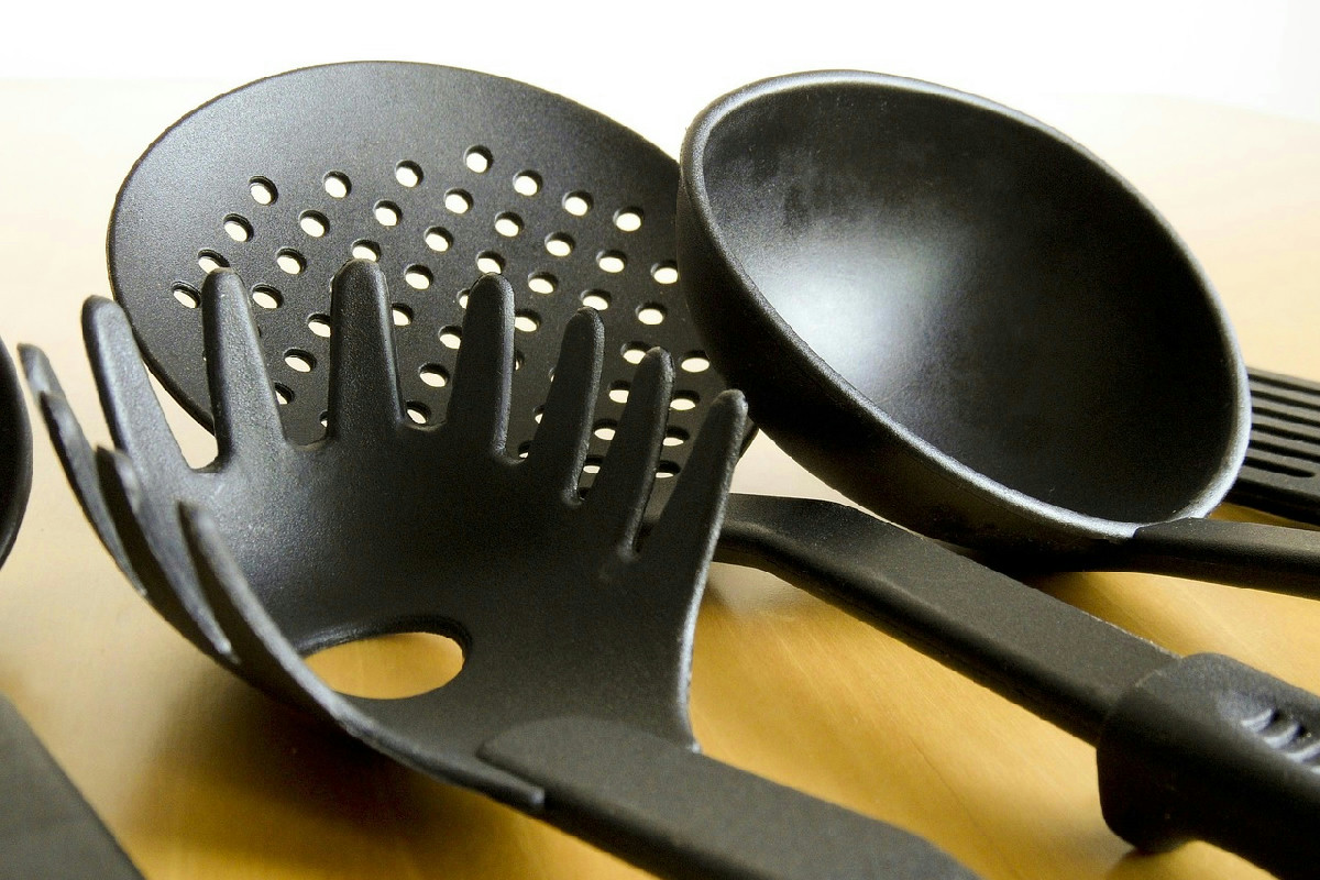 Mestoli di plastica in cucina: rischi per la salute da evitare quotidianamente