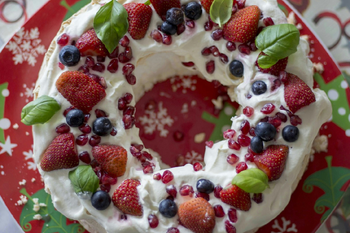 La pavlova con base soffice e decorazioni golose pronta in pochi semplici passaggi