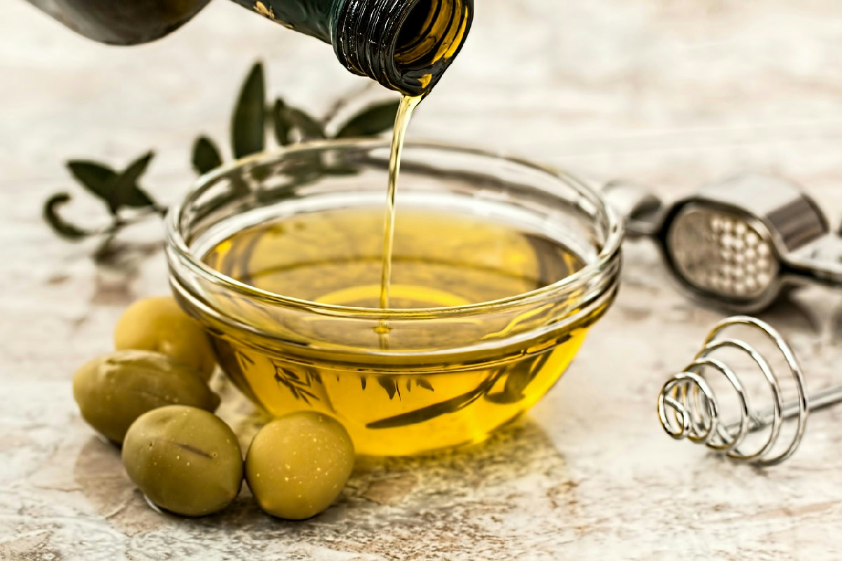 Perché in cucina è importante avere sempre due bottiglie di olio d'oliva: un consiglio da seguire