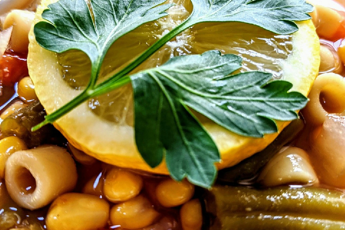 Quando il freddo arriva, il minestrone con ceci e zenzero è il piatto che scalda la tavola