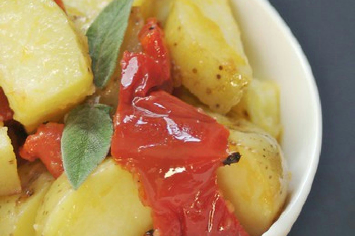 Quando le patate e i peperoni si incontrano in forno nasce un contorno croccante e dal sapore deciso