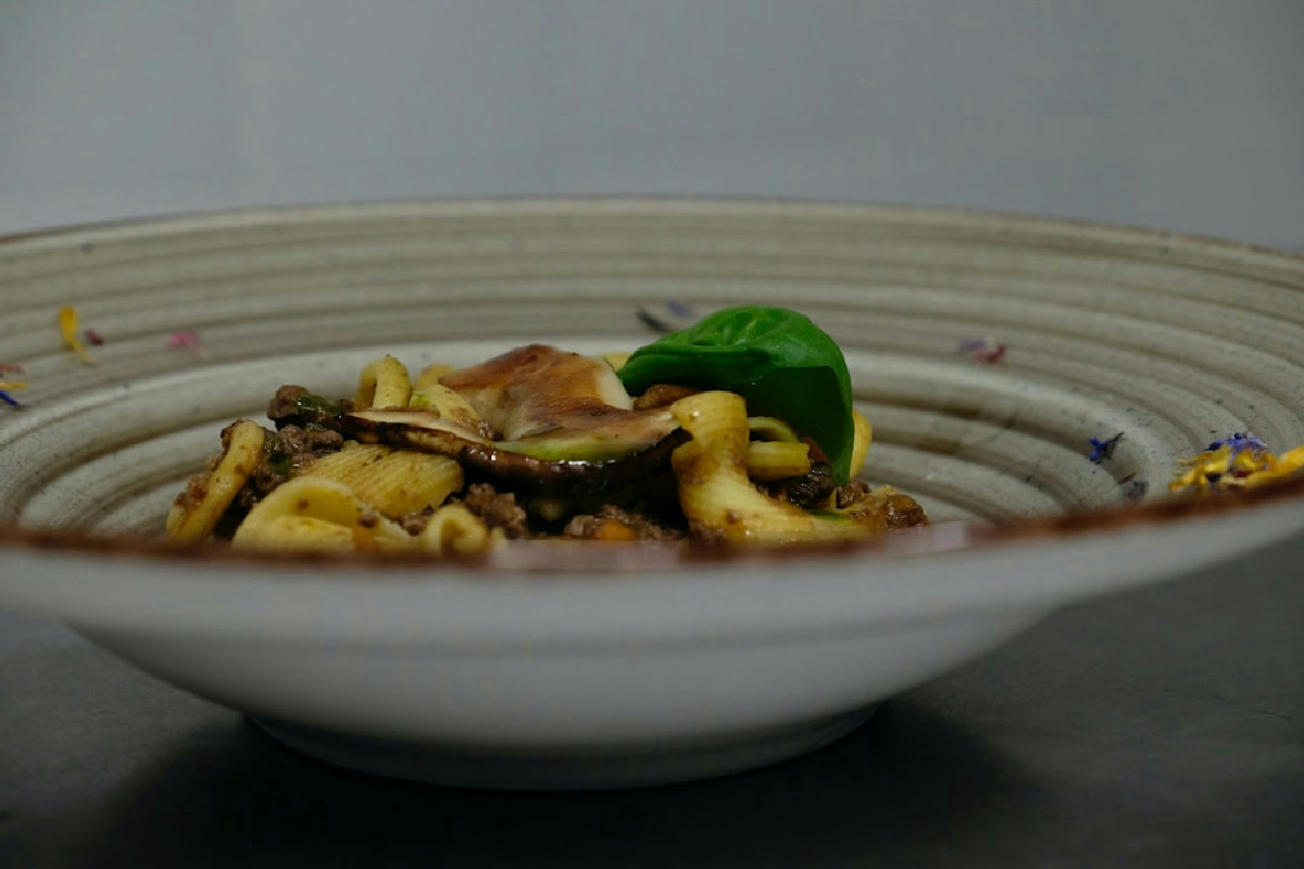 Quando il piatto si fa protagonista: perché tutti fanno la fila per quel cibo fotografato online