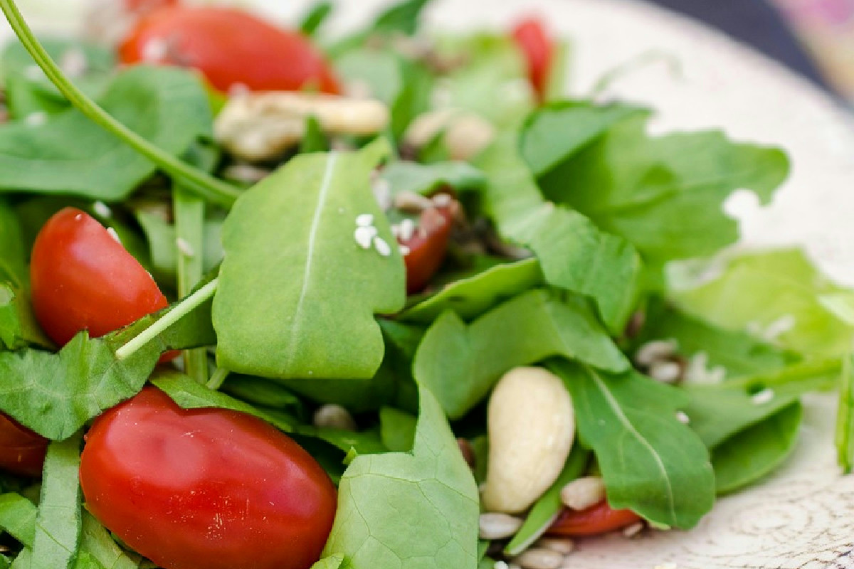 Quando il tempo scarseggia e serve un antipasto leggero, questi involtini freschi sono l’ideale in tavola