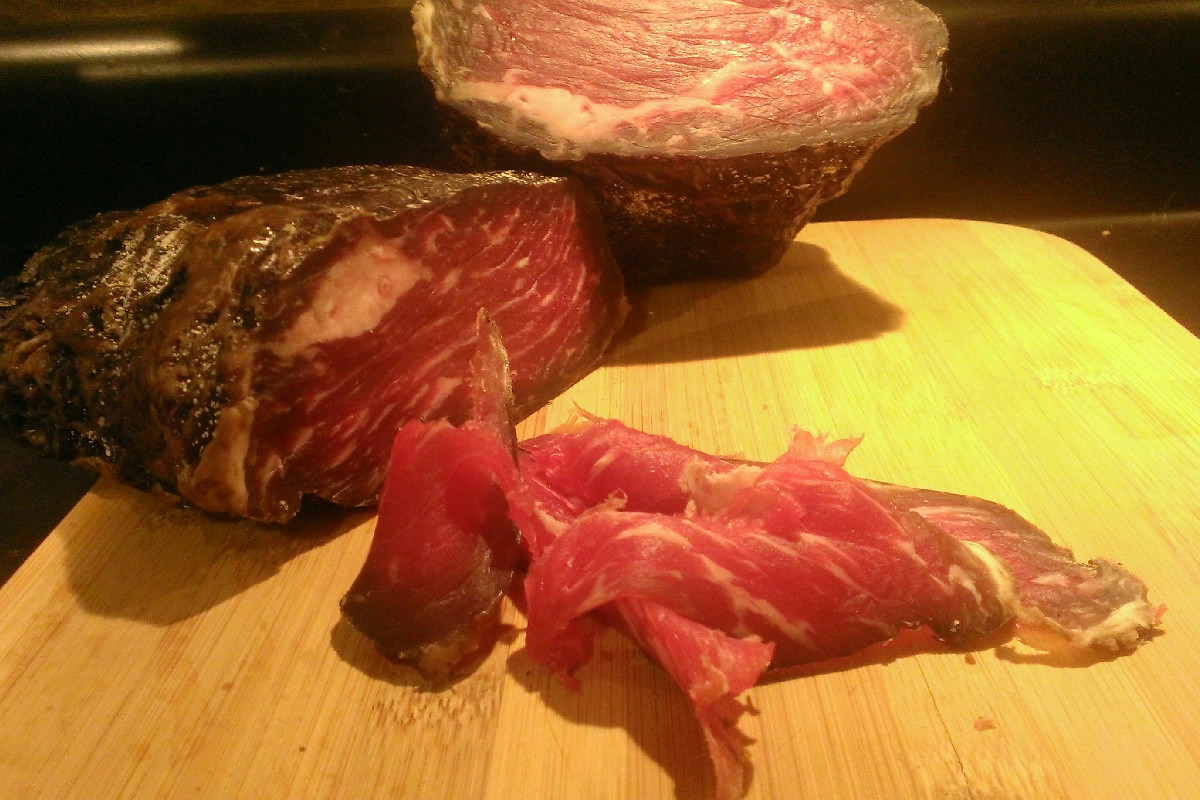 Quando il tempo scarseggia e serve un antipasto leggero, questi involtini freschi sono l’ideale in tavola