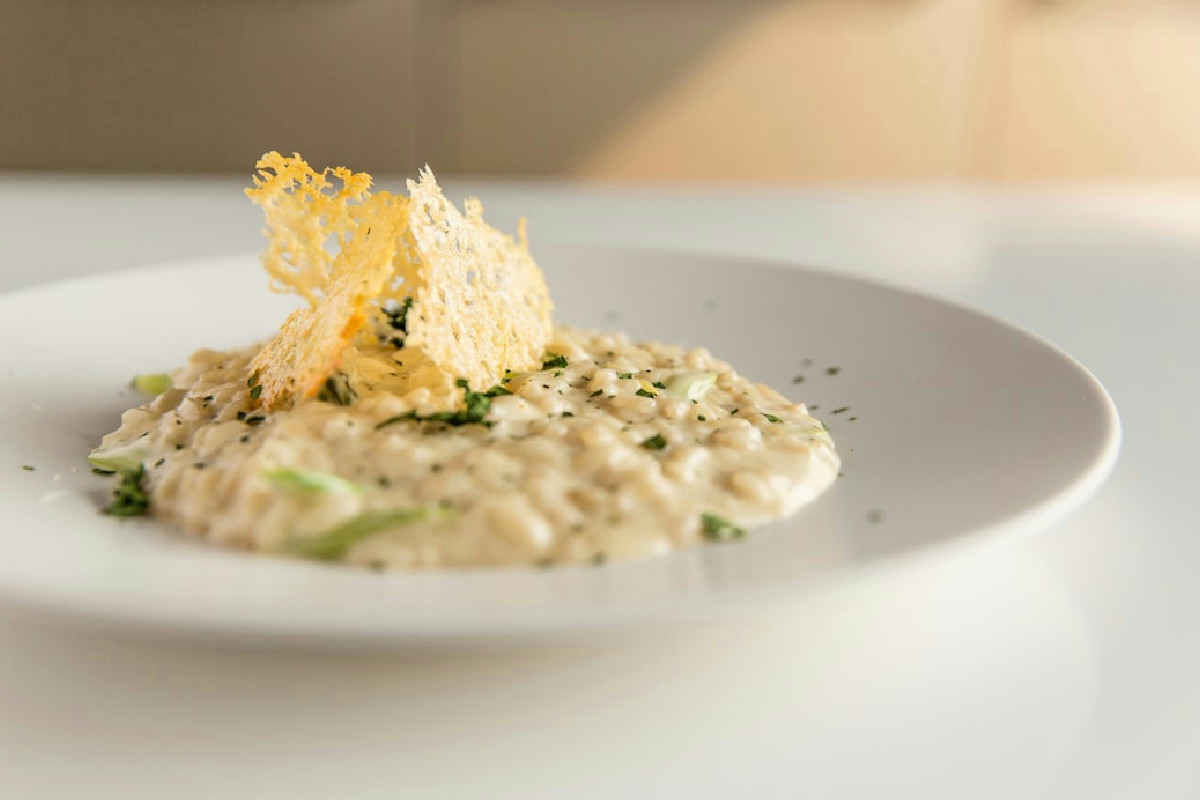La ricetta del risotto all’onda perfetto, cremoso e delicato come nei migliori ristoranti italiani