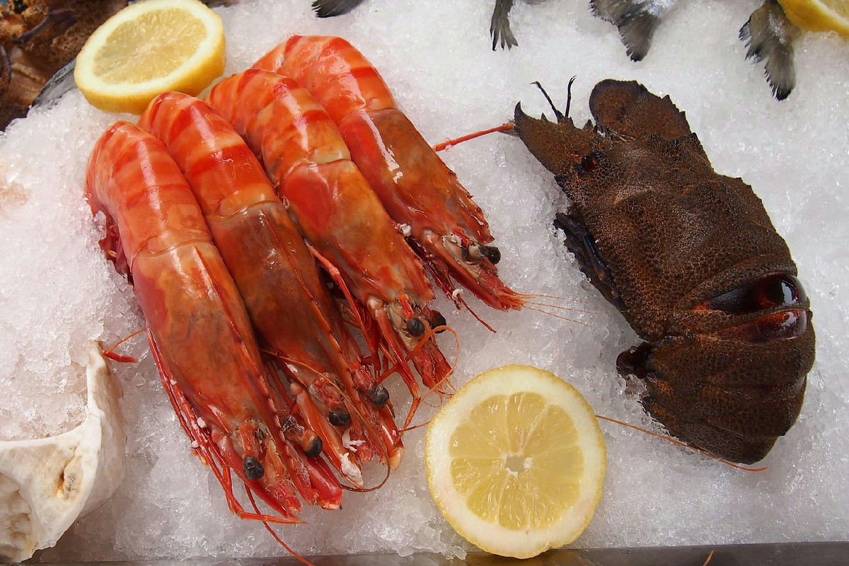 Il risotto con scampi e agrumi: un piatto elegante e profumato per occasioni speciali