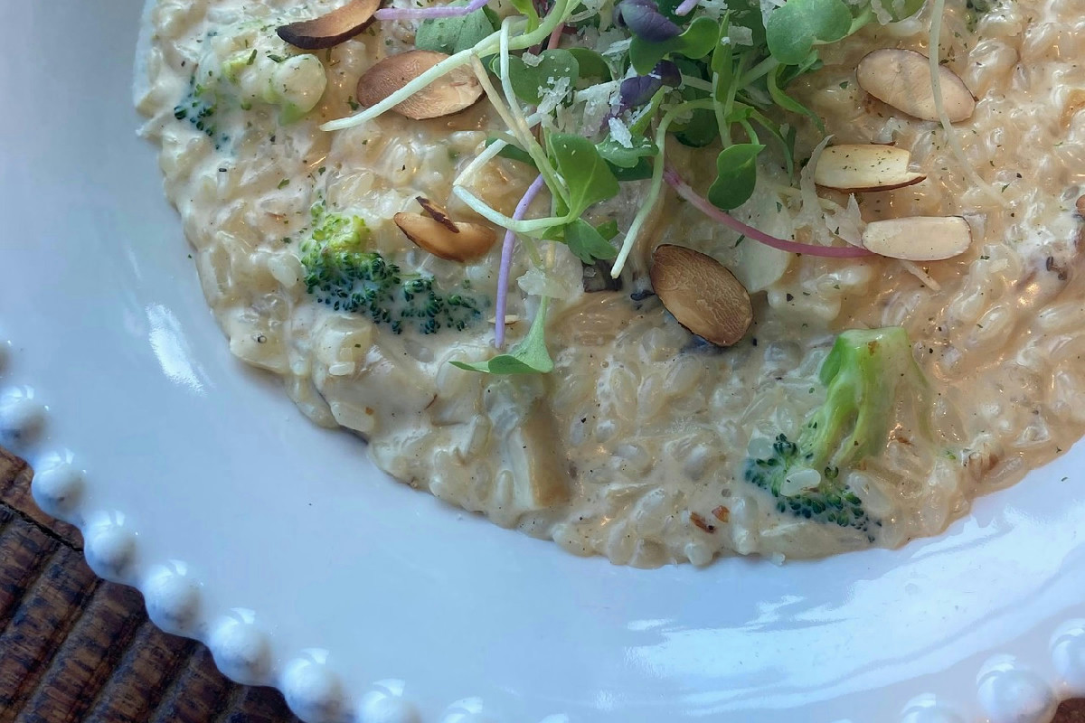 Il risotto con scampi e agrumi: un piatto elegante e profumato per occasioni speciali