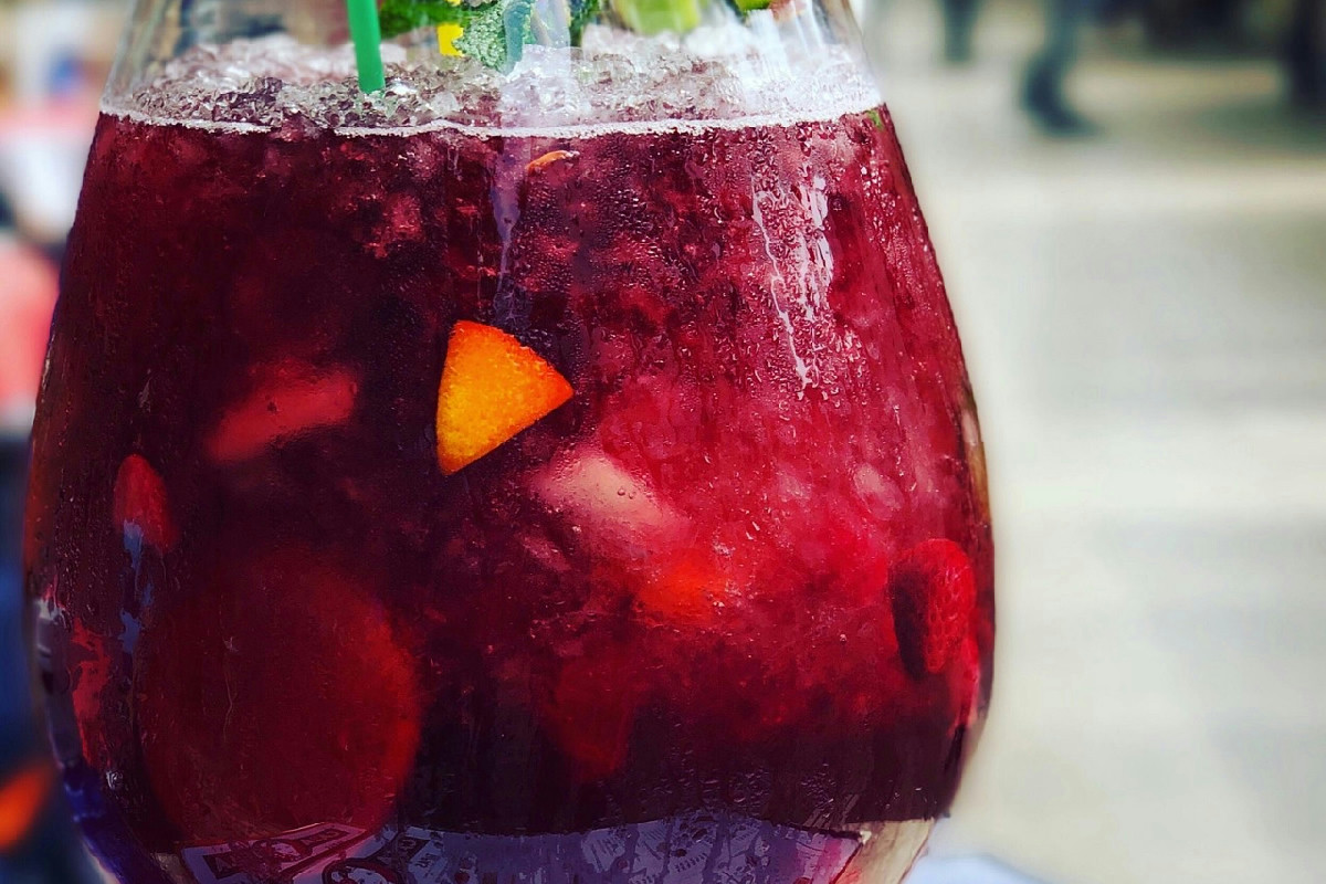 La sangria natalizia perfetta per le feste: il brindisi che riscalda ogni serata in famiglia