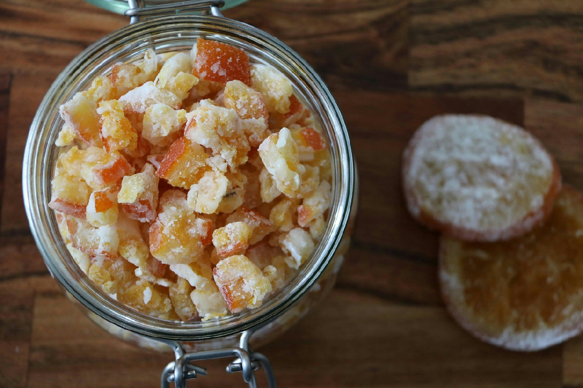 Scorze di arance candite con acqua e zucchero, dolci e naturali pronte in pochi minuti