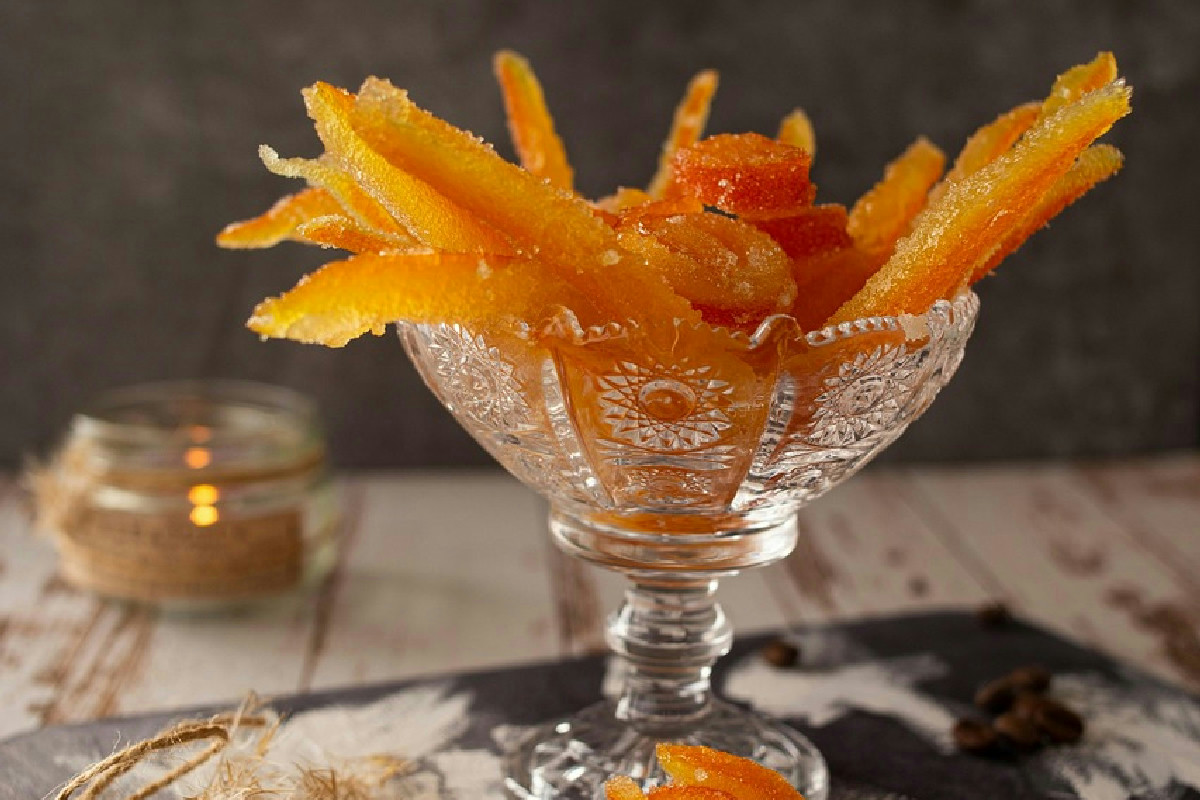 Scorze di arance candite con acqua e zucchero, dolci e naturali pronte in pochi minuti