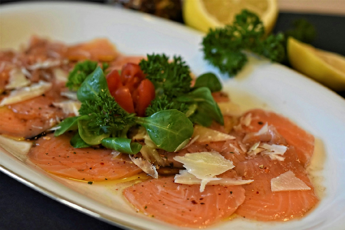 Il segreto per affettare il carpaccio di mare con agilità e creare un antipasto elegante e raffinato