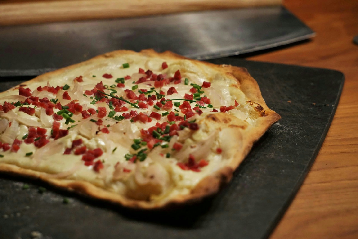 La tarte flambée alsaziana: pasta croccante e ripieno abbondante per i pranzi di tutti i giorni