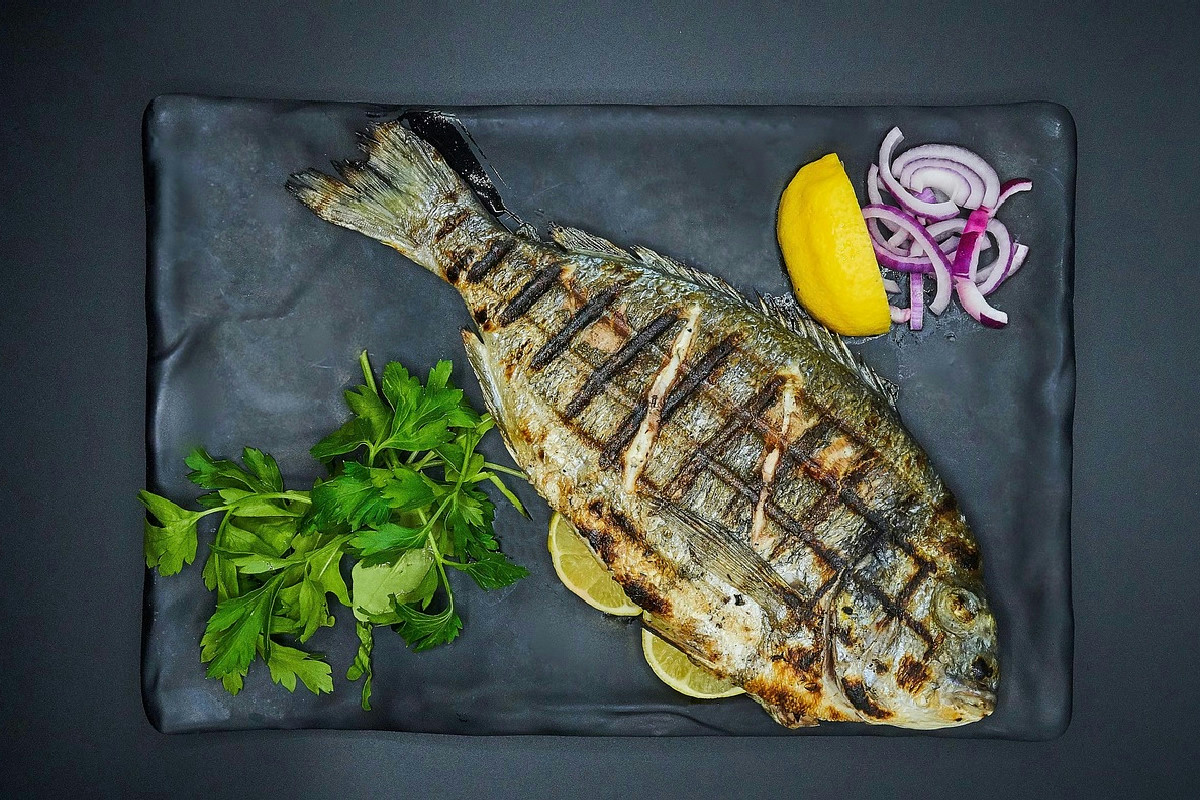 La Vigilia si avvicina e manca l’idea per la cena? Queste 10 ricette di pesce arrosto salvano il menu