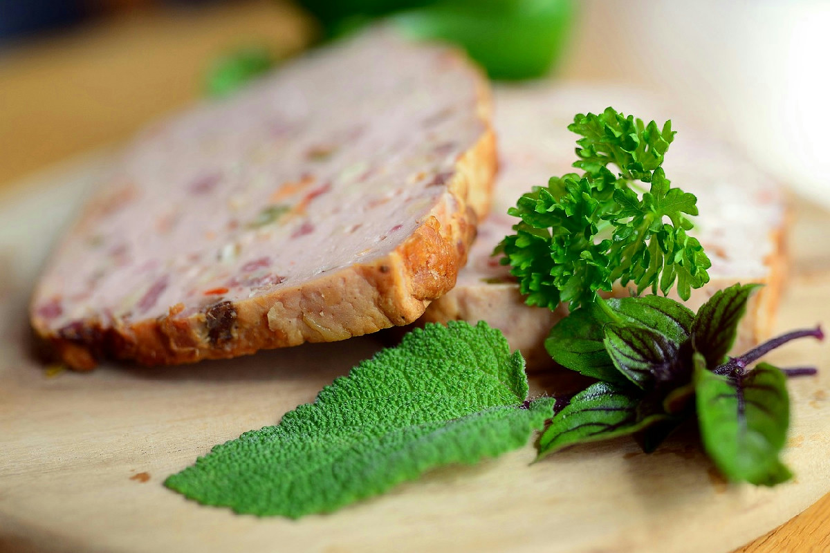 Cosa succede quando il cavolfiore diventa protagonista in un polpettone con salsa verde di stagione