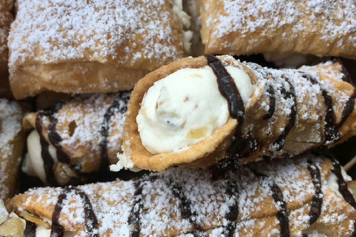 Quando avanza il pandoro, questi cannoli golosi si preparano in pochi minuti e spariscono dalla tavola