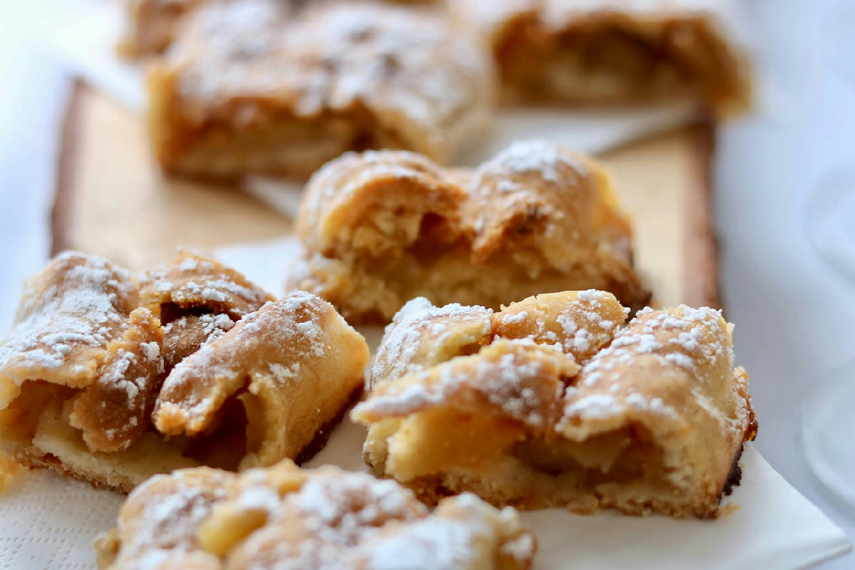 Quando la frutta diventa matura nasce questa torta: uno strudel senza pasta sfoglia perfetto a tavola