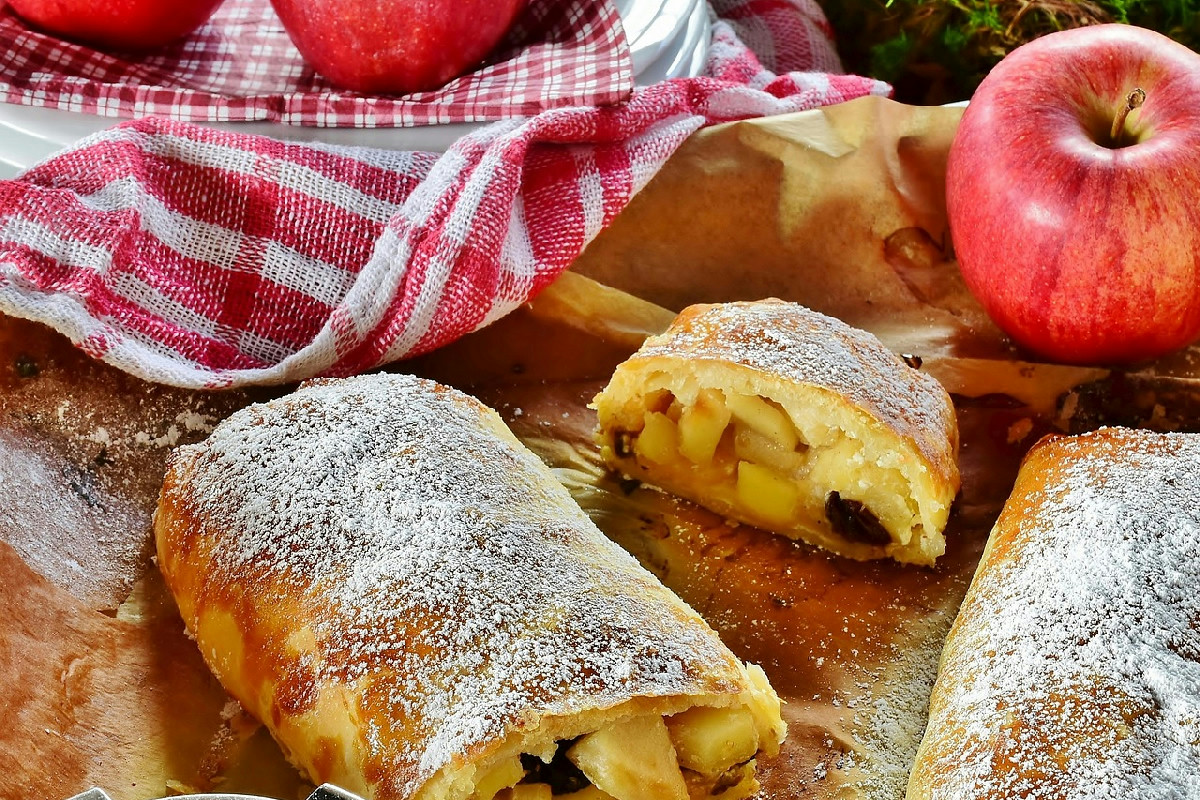 Quando la frutta diventa matura nasce questa torta: uno strudel senza pasta sfoglia perfetto a tavola