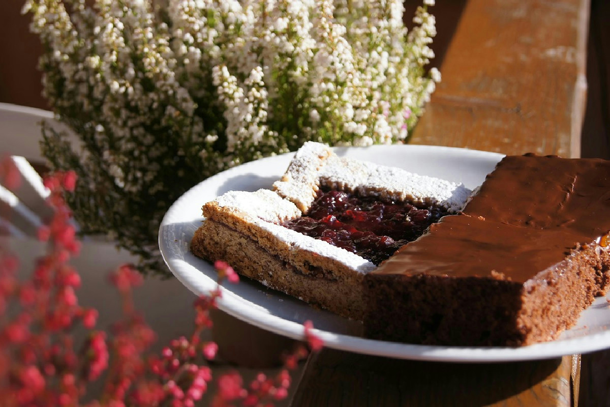 Quando la voglia di dolce si fa sentire questa torta con mandorle e olio si prepara in pochi minuti ed è irresistibile
