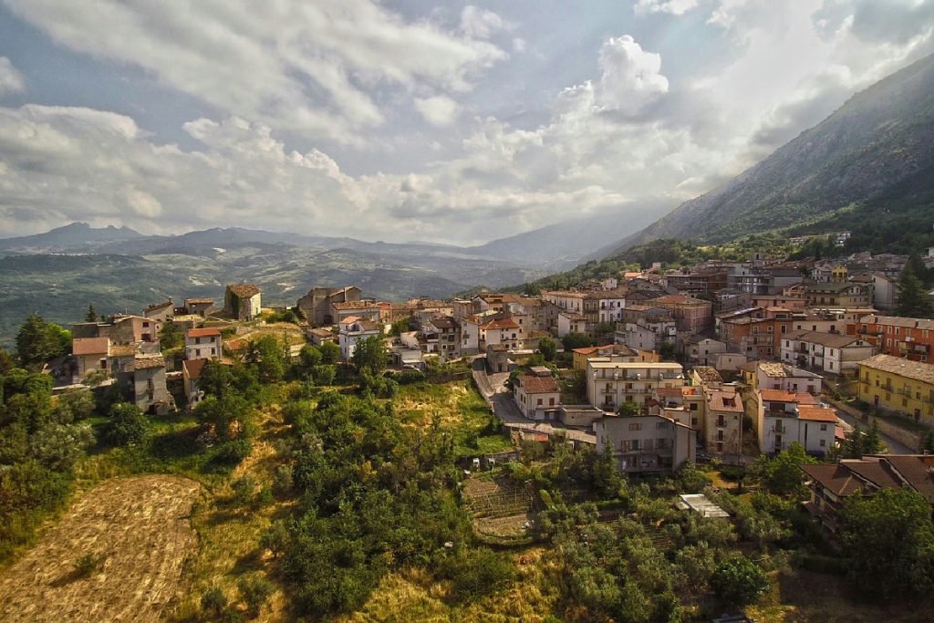 In questo borgo tra le colline la cucina sorprende e l’atmosfera regala una quiete assoluta