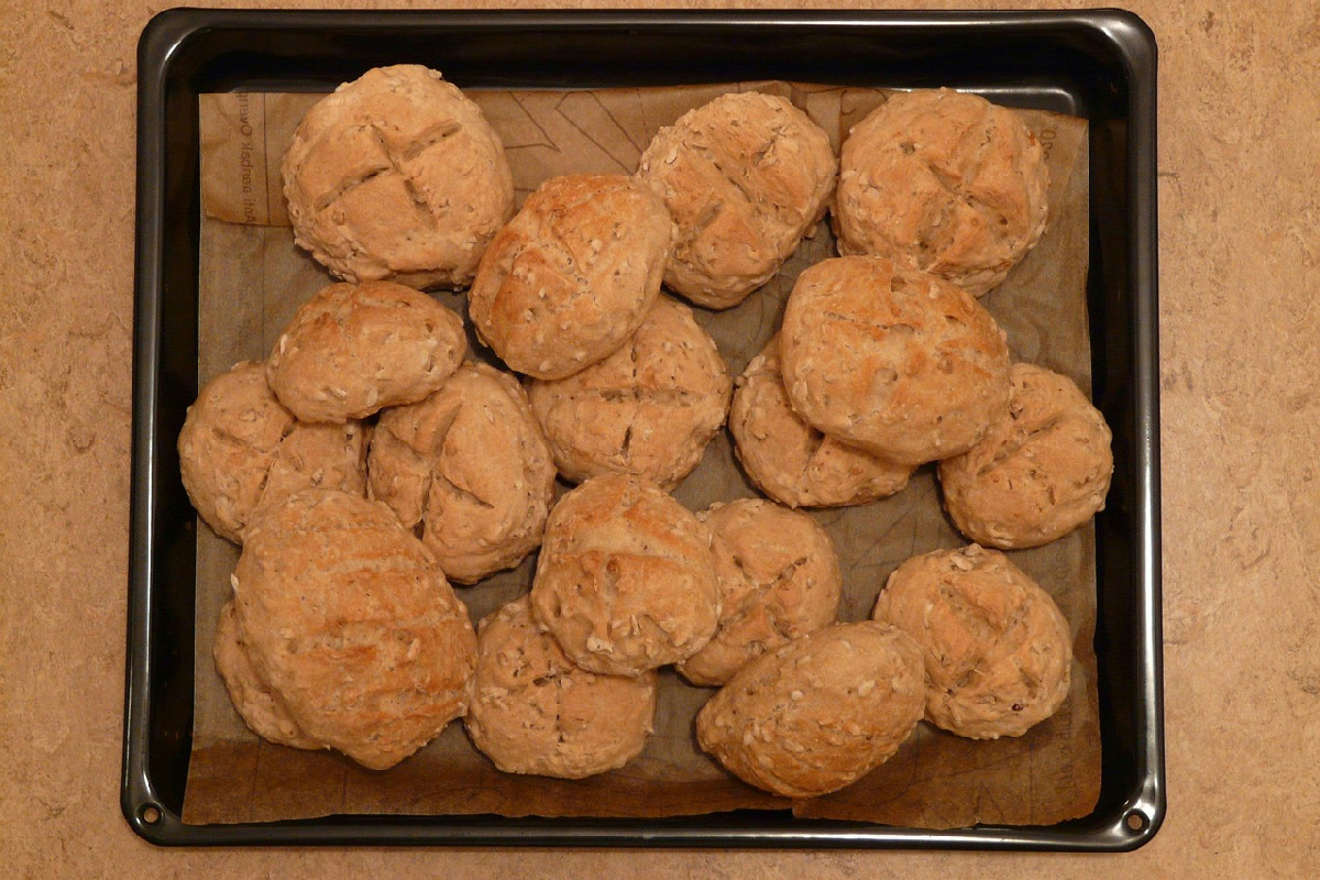 Teglie e pirofile incrostate: rimedi efficaci per pulire rapidamente il piano cottura