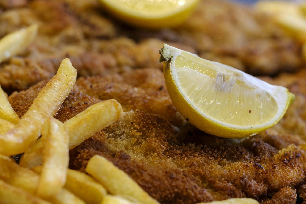 La tradizione lombarda in tavola: 5 curiosità sulla nascita della cotoletta alla milanese perfetta